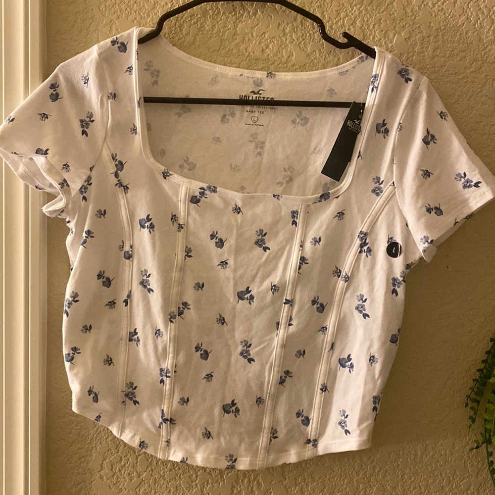 Final Sale‼️Hollister Baby Tee